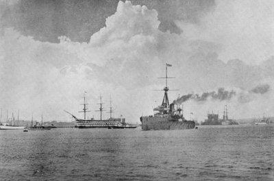 Ein Jahrhundert dazwischen: Die Dreadnought dampft an der Victory vorbei, Illustration aus The Graphic, 27. Oktober 1906 von English Photographer